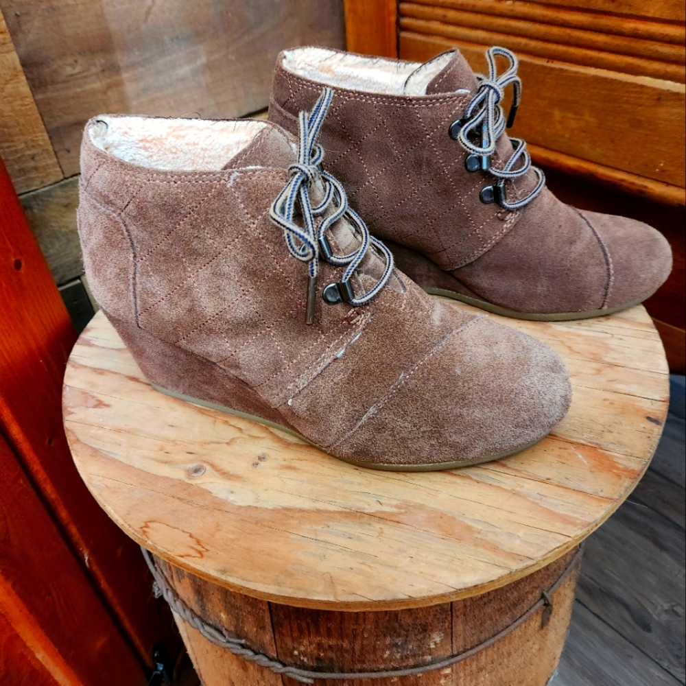 TOMS QUILTED LACE UP SUEDE BOOTIES WITH FAUX FUR LINED WITH WEDGE HEEL